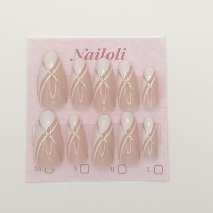 Pack of false nails with 'Nailoli' branding on a pink background