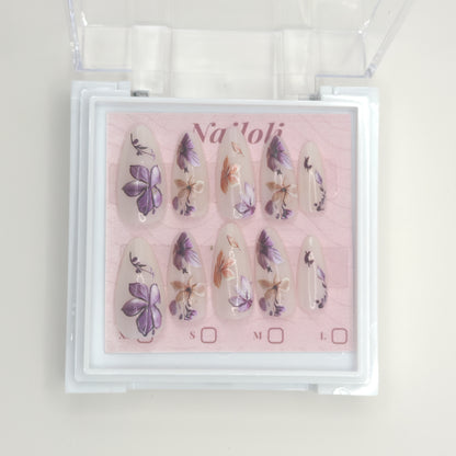 Stiletto floral set on its backing card inside the open clear Nailoli case